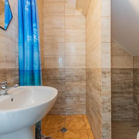 ホームステイ Bursztynek Goscinne ヤンタル